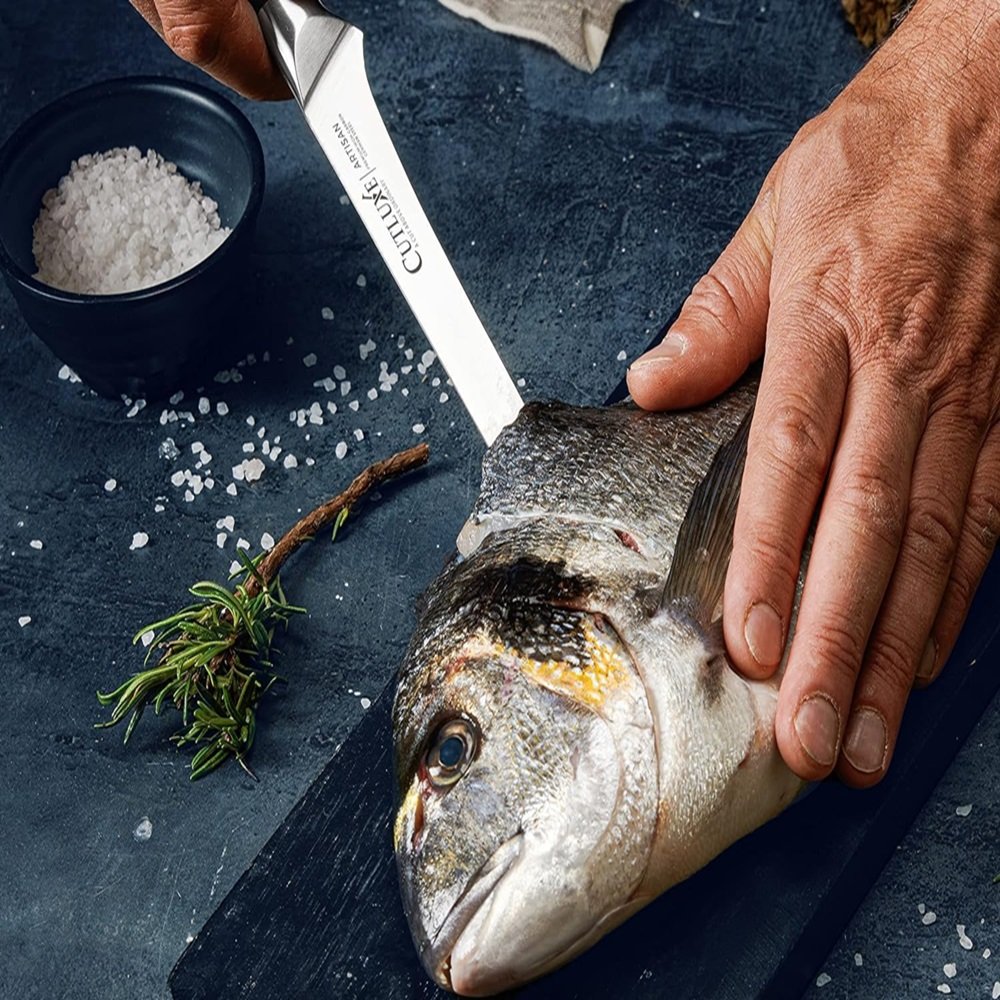 Cuchillo Cutluxe curvo de deshuesado para pollo, diseño ergonómico y afilado.