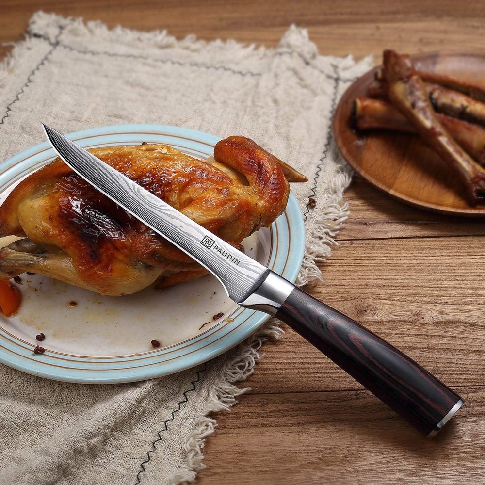 Cuchillo deshuesador de pollo con hoja fuerte y flexible.